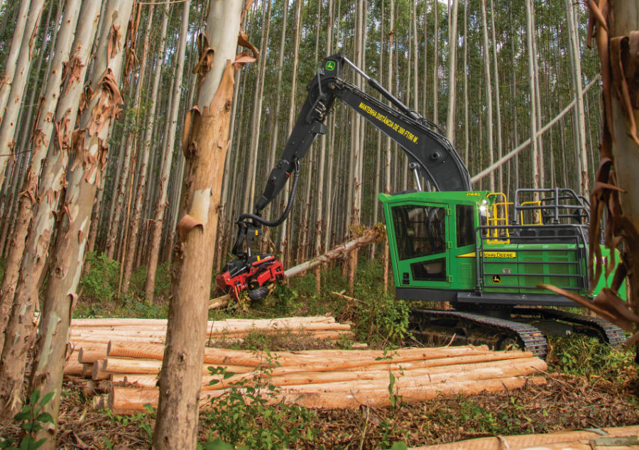 The John Deere 2144G tracked swing harvester is ideal for fast-growing, high-yield plantations.